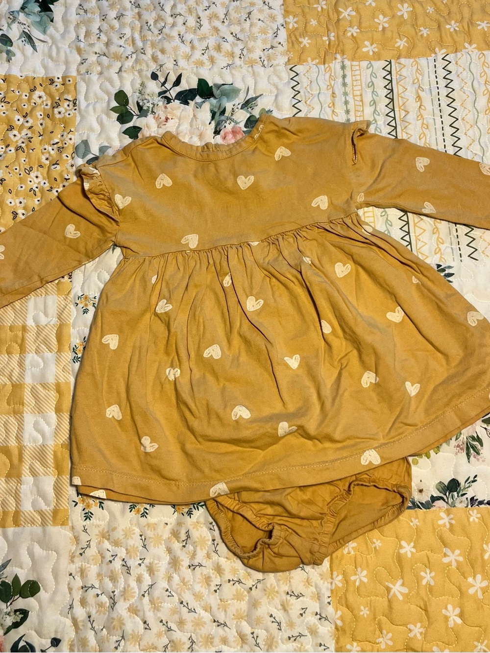 LIKE NEW Baby Girl Long-Sleeve Heart Print Dress in Mustard 24 months Carter’s
